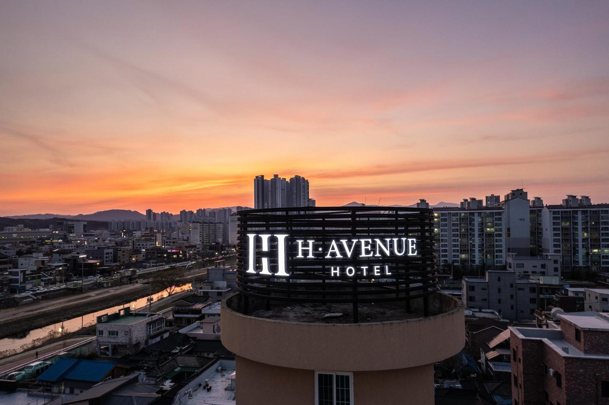 מלון H Avenue צ'ונצ'און מראה חיצוני תמונה
